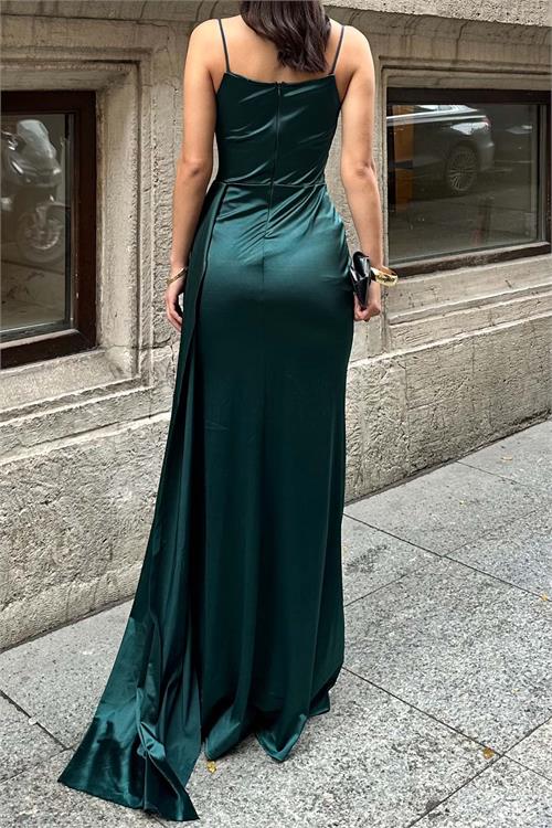 Kadın zümrüt yeşili askılı drapeli saten uzun abiye elbise, yırtmaçlı kuyruklu HSZ044 