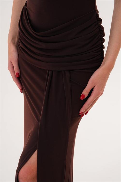 Kadın Kahverengi Drapeli Kuyruk Detaylı Yüksek Yaka Uzun Sandy Kumaş Elbise HSZ067 