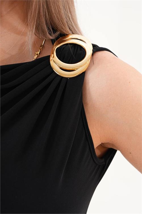 Kadın Siyah Omuz ve Ön Gold Toka Aksesuarlı Drapeli Sandy Kumaş Midi Elbise HSZ070 