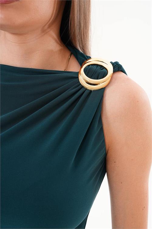 Kadın Zümrüt Omuz ve Ön Gold Toka Aksesuarlı Drapeli Sandy Kumaş Midi Elbise HSZ070 