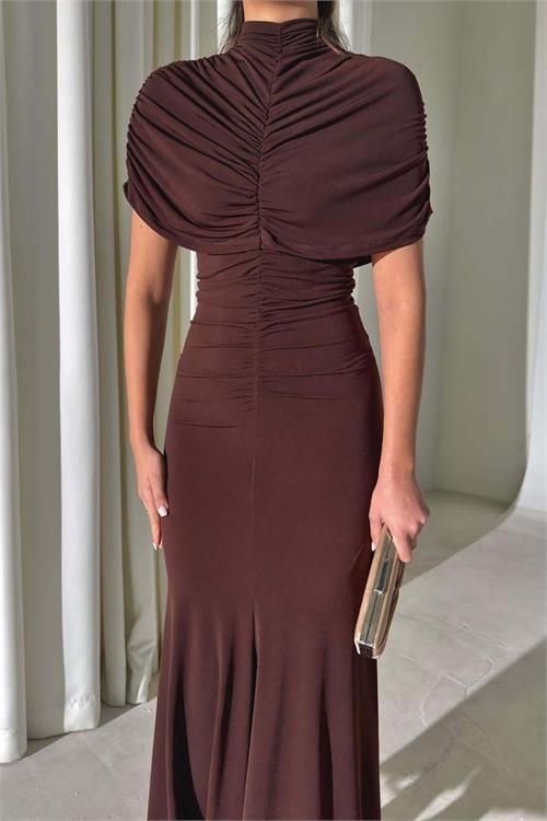 Kadın Kahverengi Büzgü Detaylı Yüksek Yaka Uzun Sandy Kumaş Elbise HSZ066 