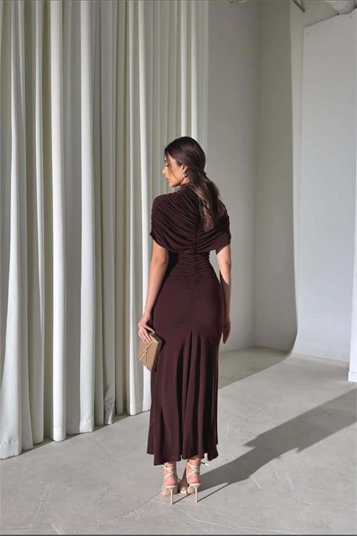 Kadın Kahverengi Büzgü Detaylı Yüksek Yaka Uzun Sandy Kumaş Elbise HSZ066 